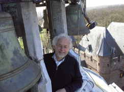Jan Willem Achterkamp bij het carillon